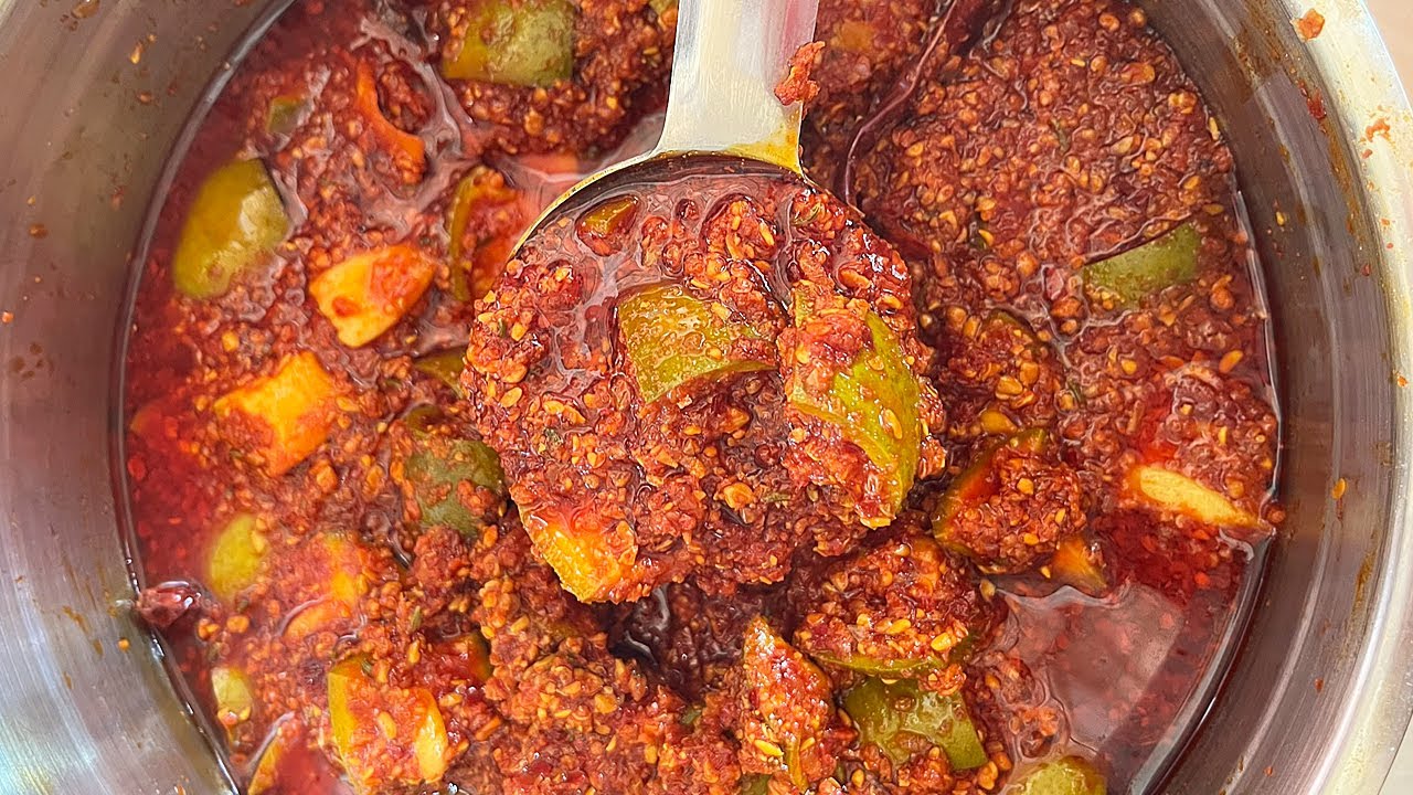 आम का अचार दादीमा की अस्सल की रेसिपी से | Mango Pickle Recipe | Traditional Methiyu Recipe by Viraj
