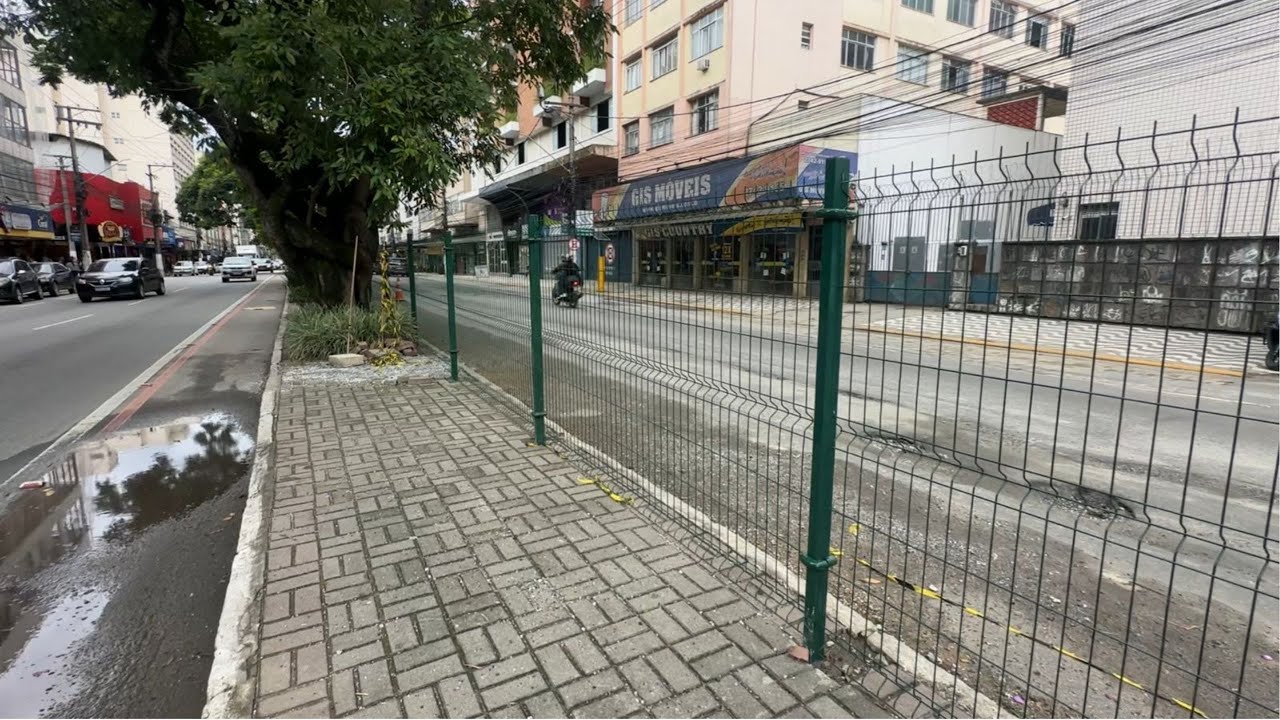 Canteiro central parcialmente ‘cercado’ e mudanças nas faixas de pedestres