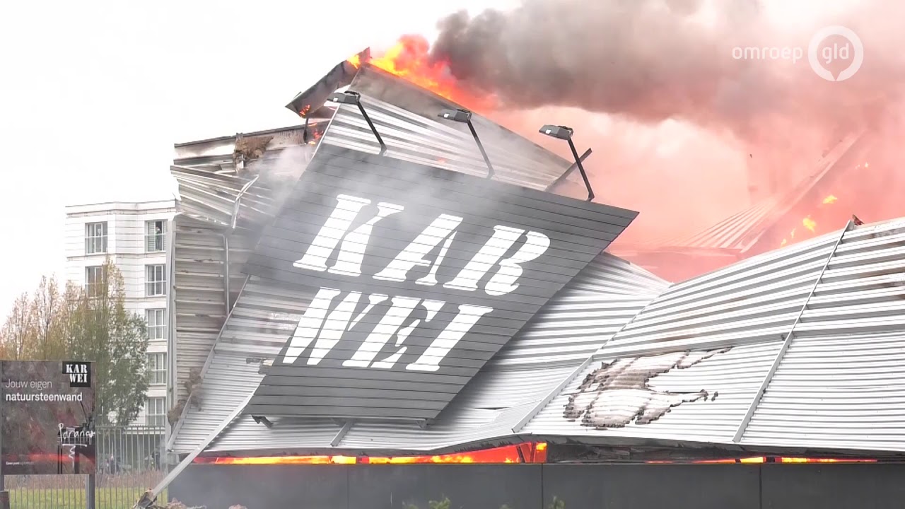 Zeer grote brand verwoest Karwei in Apeldoorn