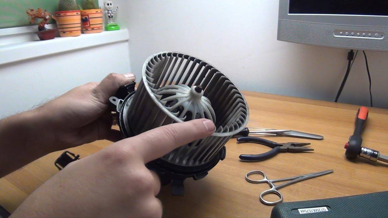 Audi A4 B8 - Stuck cabin air blower fan repair and glove-box removal