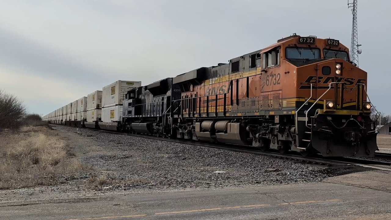 BNSF Intermodal Freight Meets a 6-Engine Westbound Train and both Have MRL Power! 