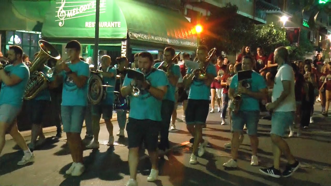 Tradicional desfile de peñas marca el inicio de las celebraciones en honor a la Vendimia y el Vino.