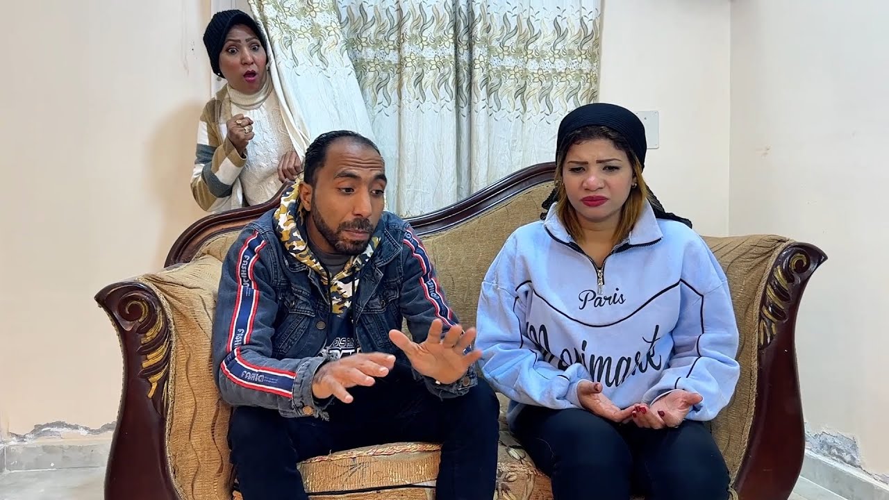 الأم ورا الستارة بتراقب اللي بيحصل.. والحقيقة صدمت الجميع