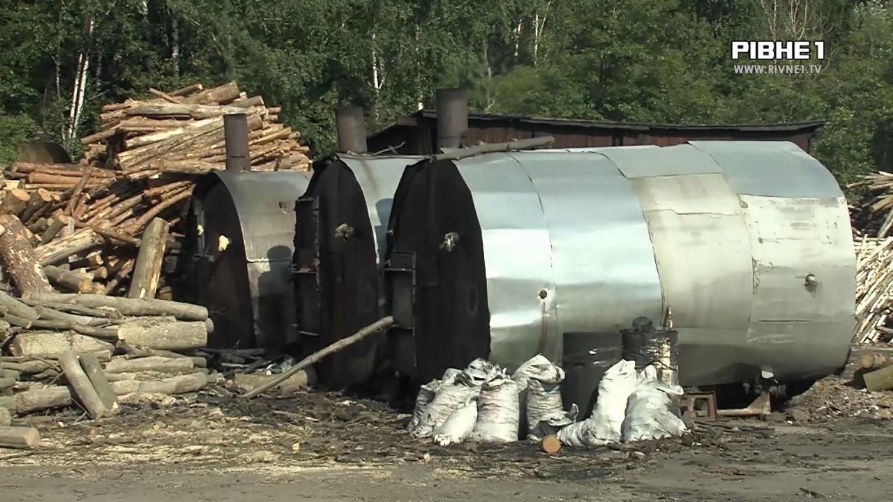 На Березнівщині люди нарікають на підприємство, яке випалює деревне вугілля