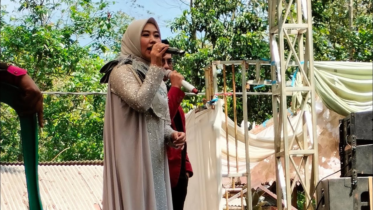 Teh Hj. Gita KDI perfom di Patrol Cilawu Garut
