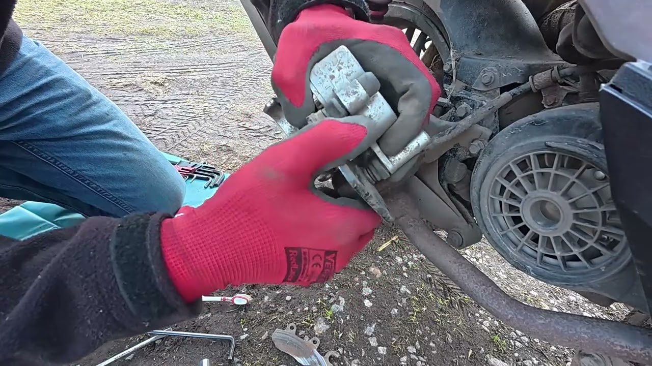 Wymiana Klocków W Skuterze Tył