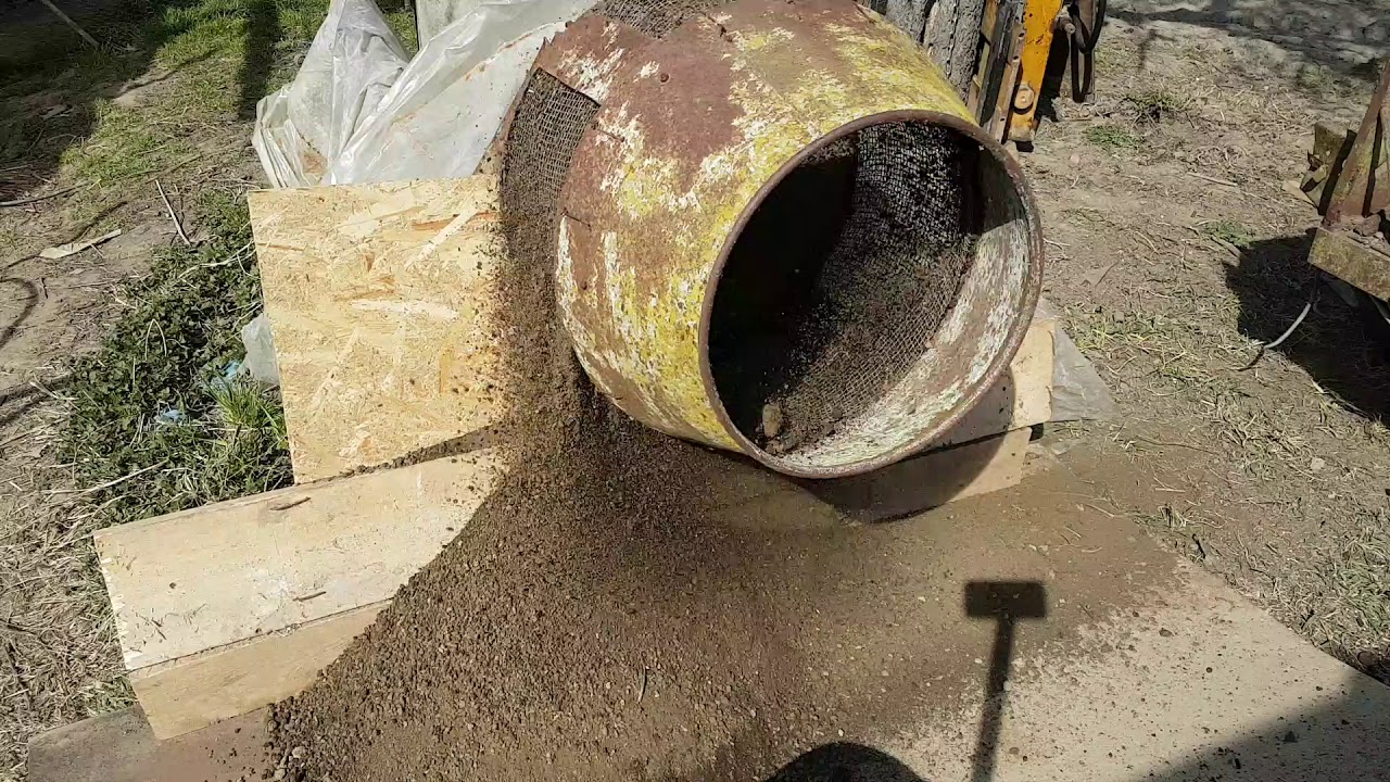 Palántaföld rostálás,  betonkeverőből készített földrostával.