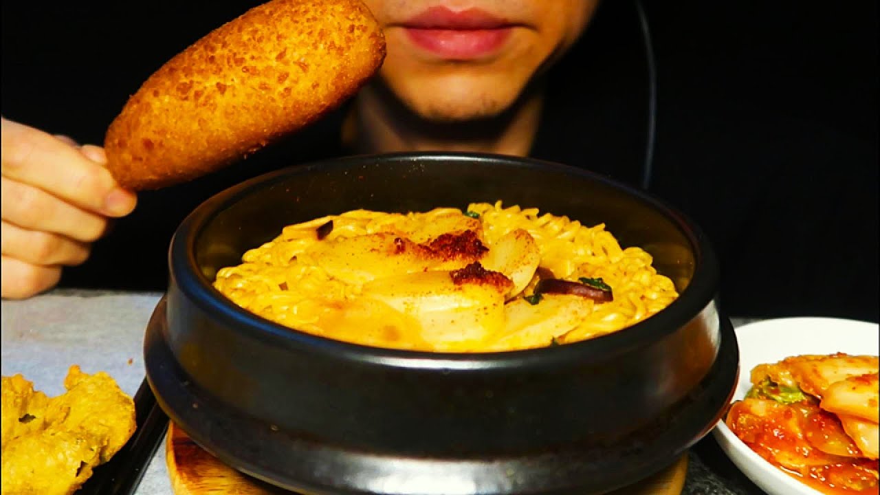 ASMR Shin Ramen with Rice Cake (Tteok Ramen Style) + Korean Hot Dog 🍜 신라면 떡라면 핫도그 먹방