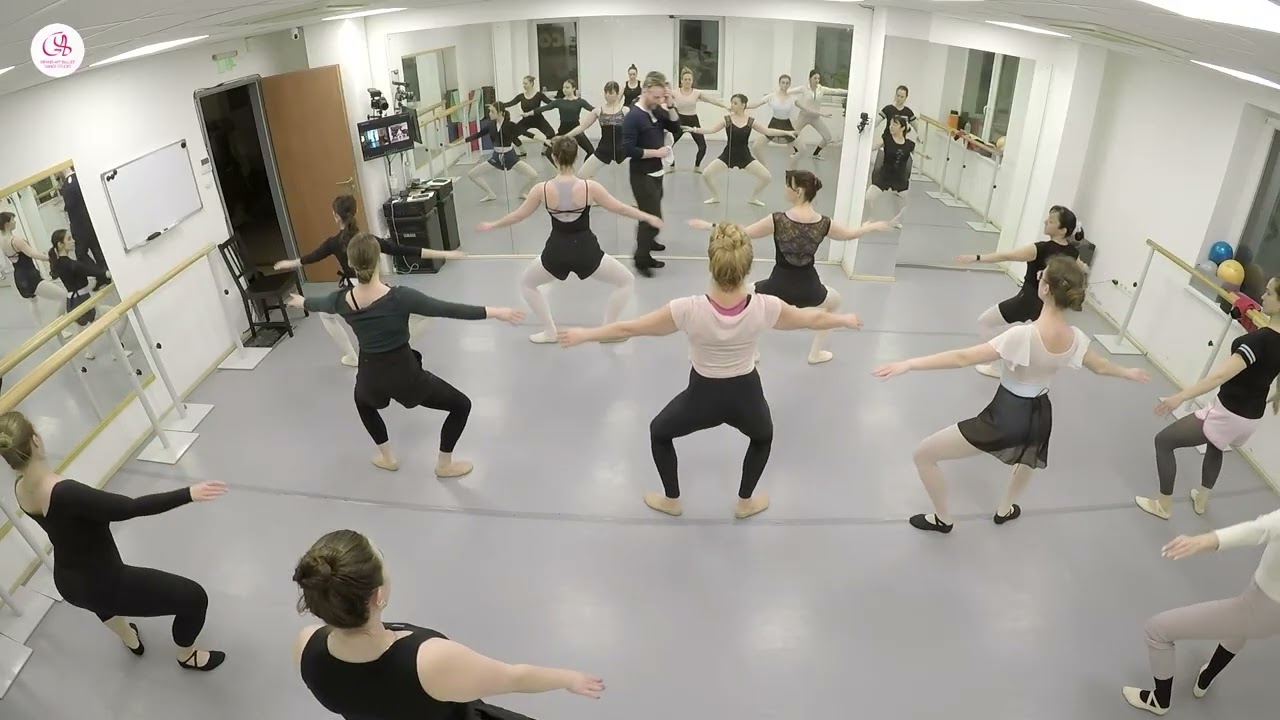 Ballet class - Beginners plus (center)