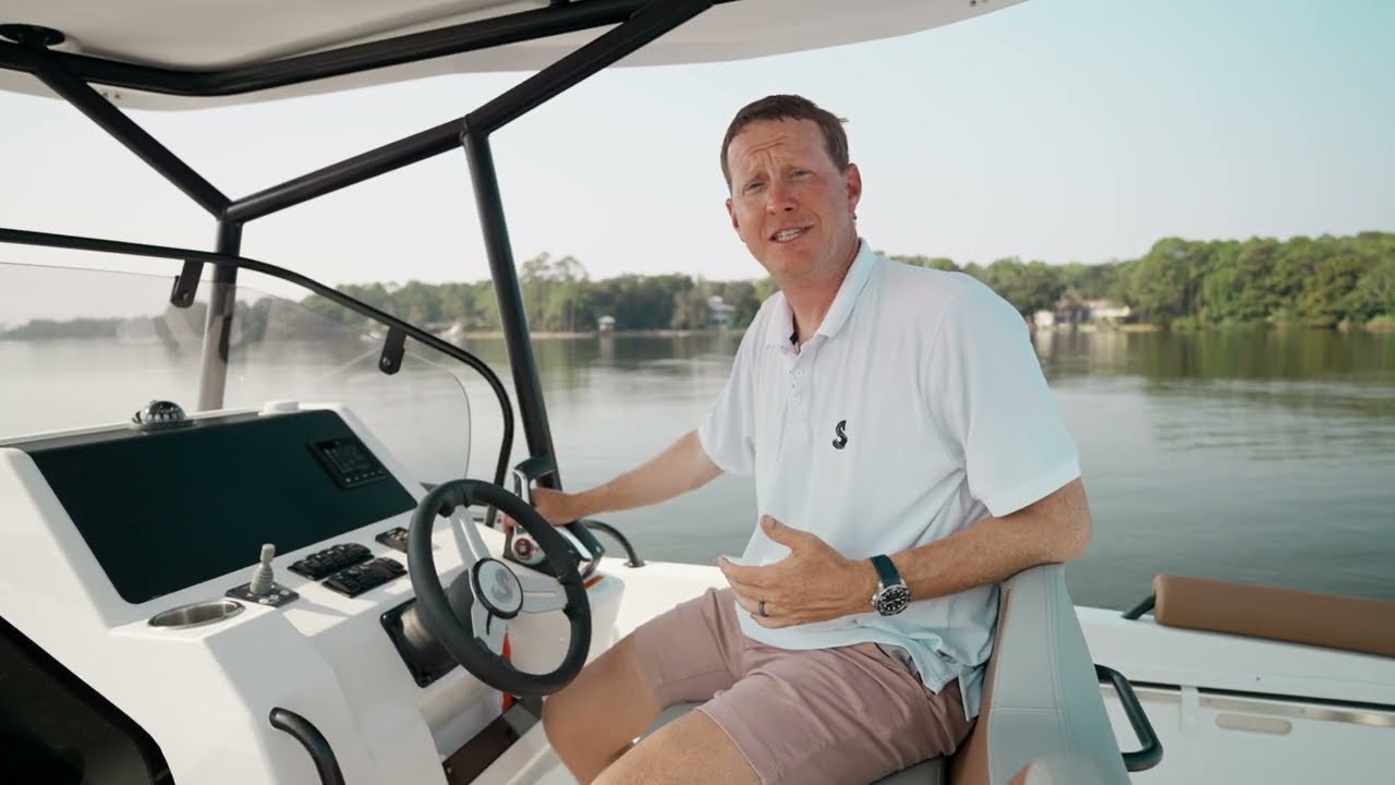 BENETEAU Flyer 8 SPACEdeck Walkthrough: The perfect All-In-One Day Boat!