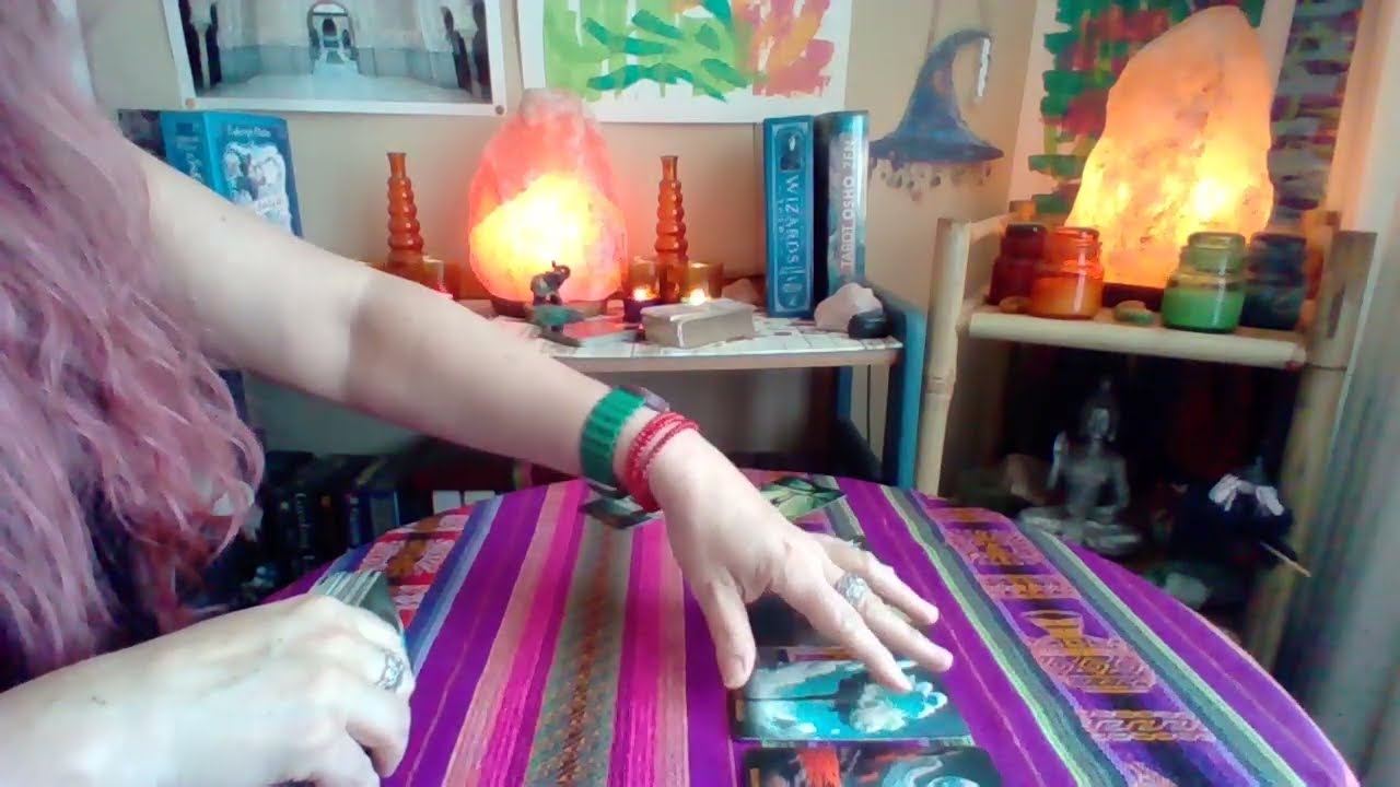 LEO!!🔮Alguien se quiere expandir, liberar bagage!! Tú y esta persona tienen un vínculo muy especial!