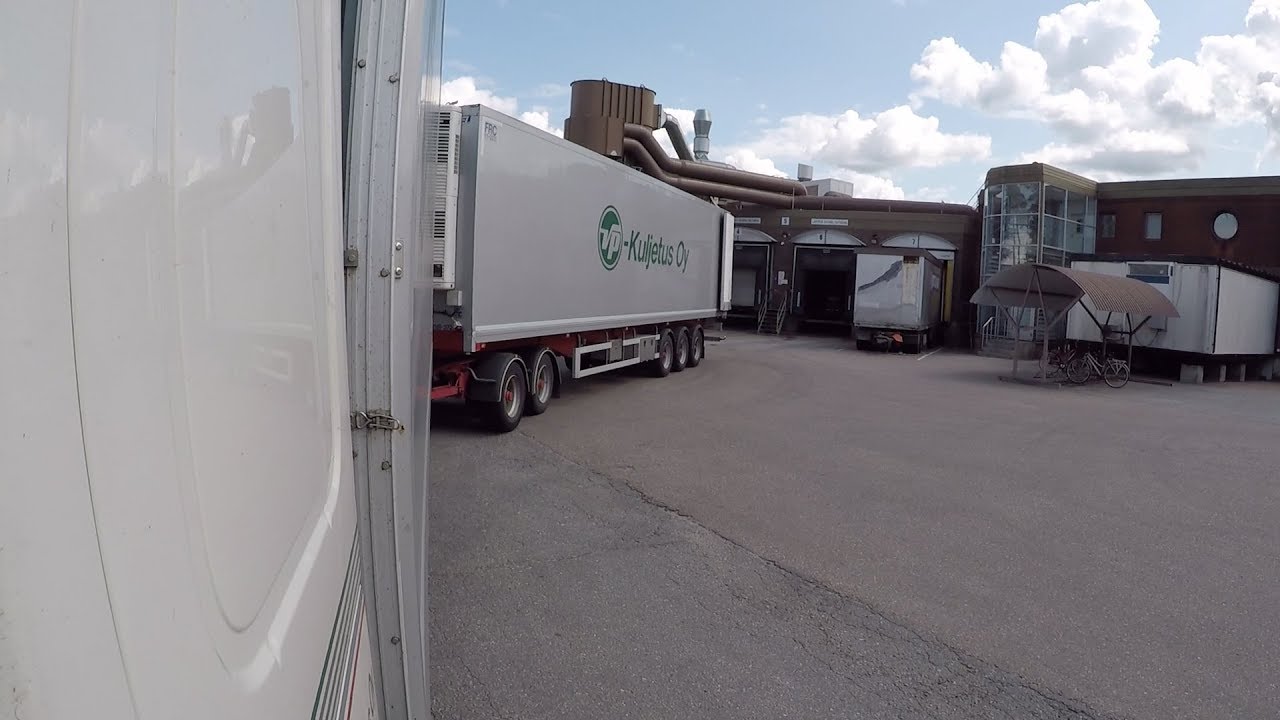 Laituriin peruutus - Reversing trailer into a loading dock