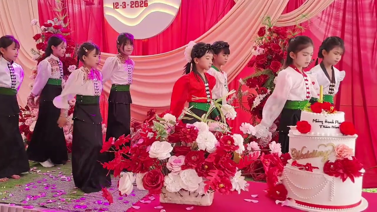 Em Về Làm Miền Núi,Do Nhóm Múa Hoa Ban Trắng Bản Nà Nghè Biểu Diễn.