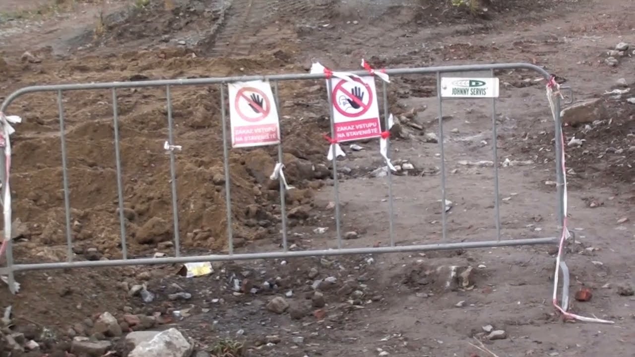 Chodníky na lávku od Husovic nadále chybí.