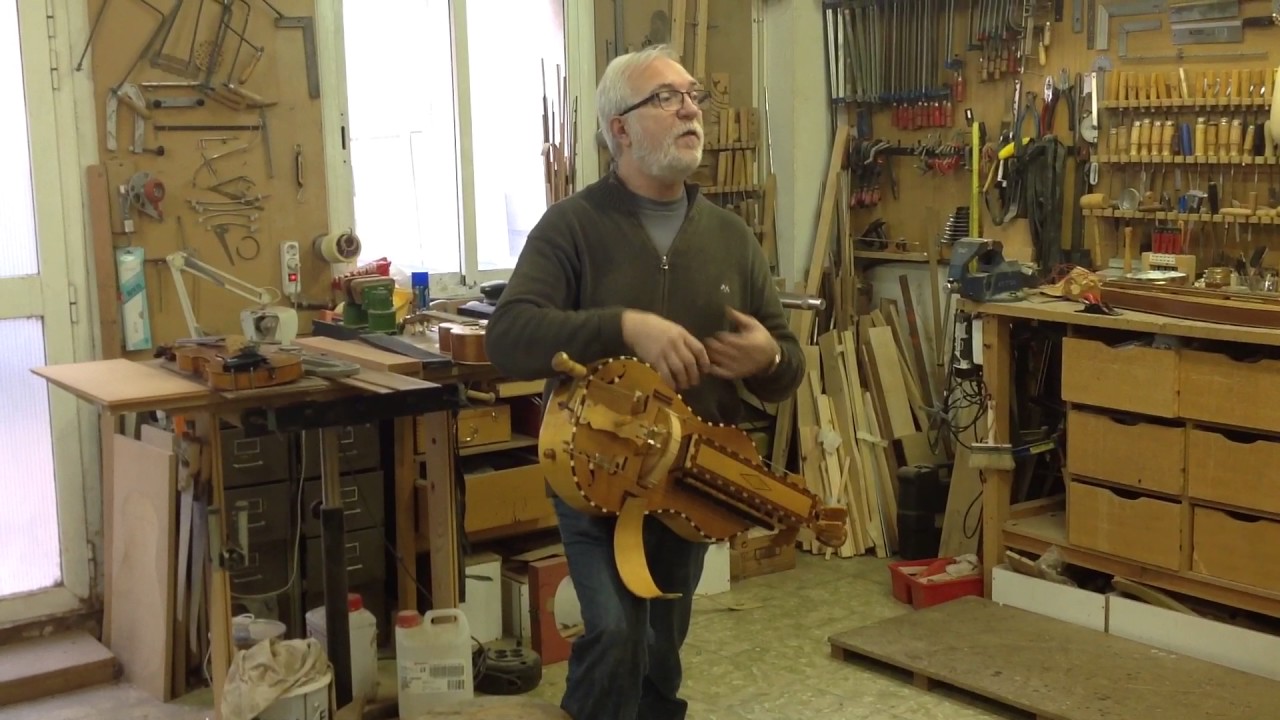LUTHIER.VIOLA DE RODA