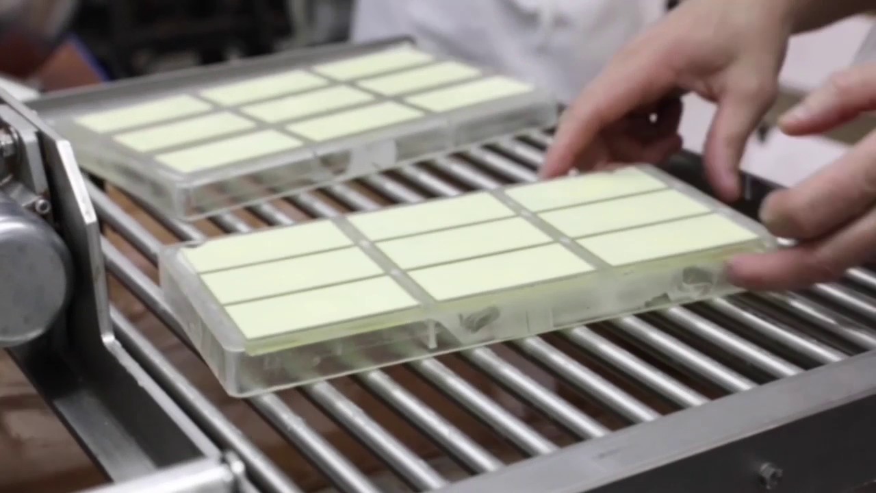 Pr&eacute;paration des mini tablettes au chocolat blanc