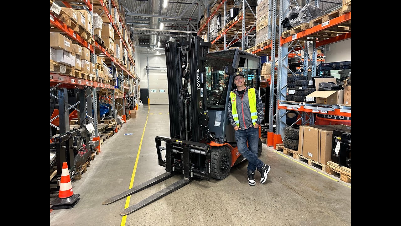 Fredric Aasbø prøver seg på trucklappen - Toyota Material Handling