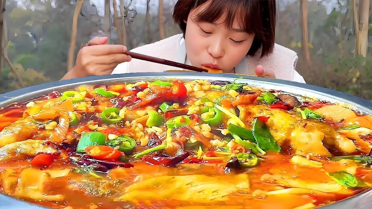 秋妹自己弄個火鍋魚不給他吃，麻辣鮮香開胃又下飯，直接給弟弟饞哭了！ 【顏美食】