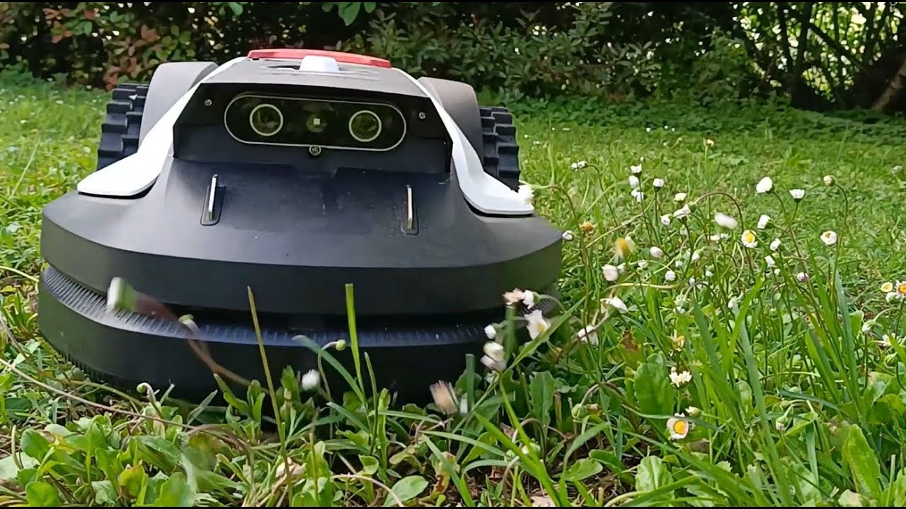 Abbiamo testato un Robot Tagliaerba senza filo perimetrale. Il Freemow by AMA