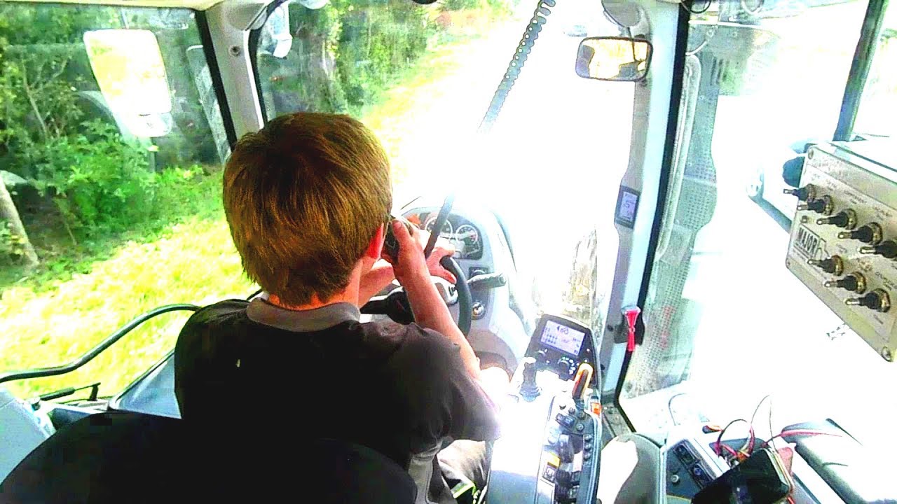 Hauling the last of the straw! Valtra T234