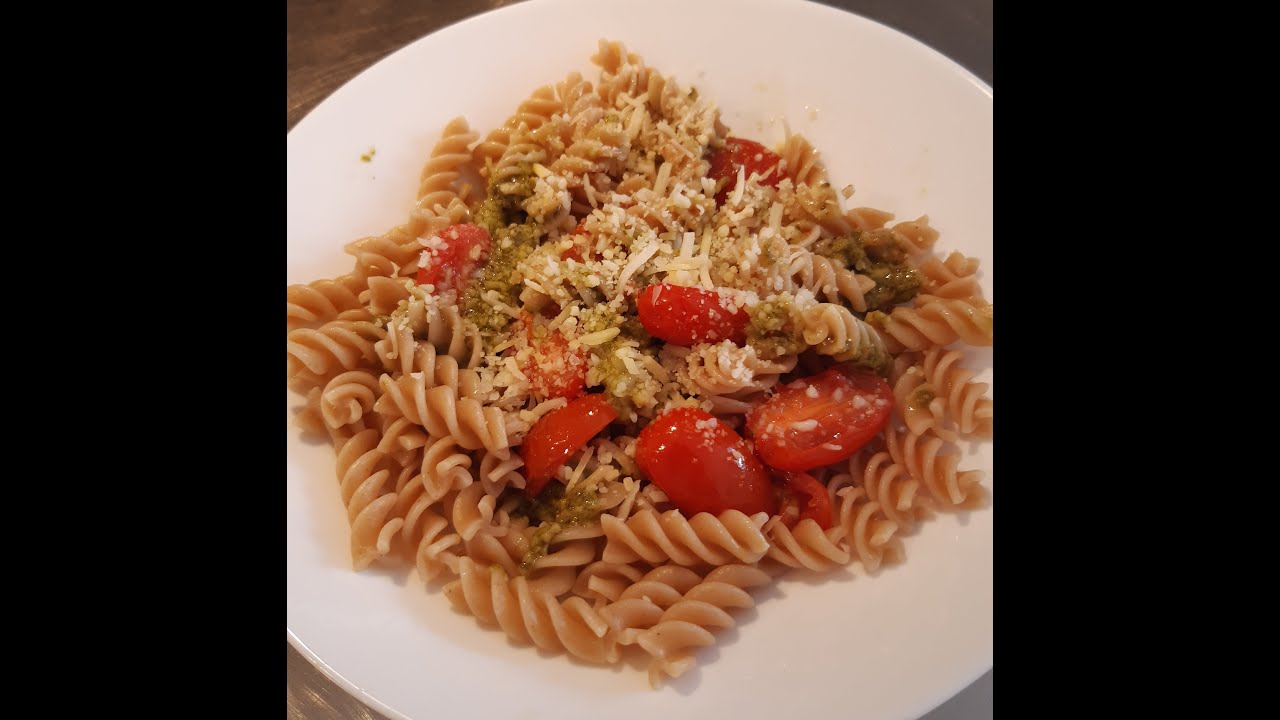 Pasta pesto, snabbaste och godaste lunchen.