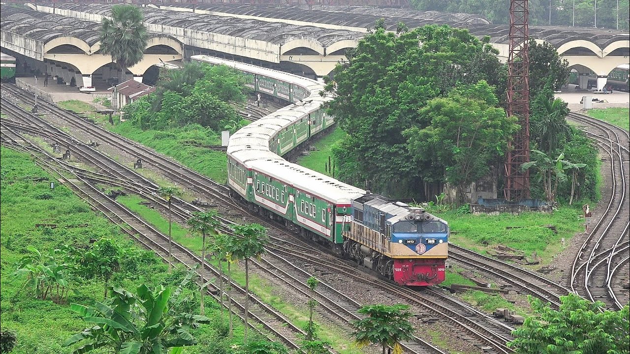 Mohanagar Provati Express Train powered by 3029 GT38ACL Diesel Locomotive || Bangladesh Railway