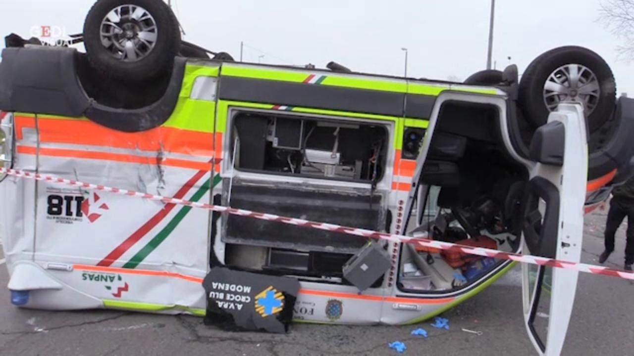 Modena, Ambulanza viene speronata e si rovescia sulla strada