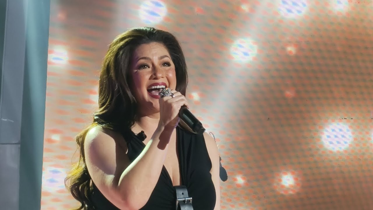 Regine Velasquez @Awit Awards with #honorph #HONOR4005G