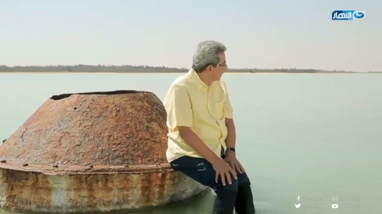 محمود سعد يخلع حذاءه و يتجول داخل بحيرة السماء الذى سقت منه السيدة مريم سيدنا عيسي