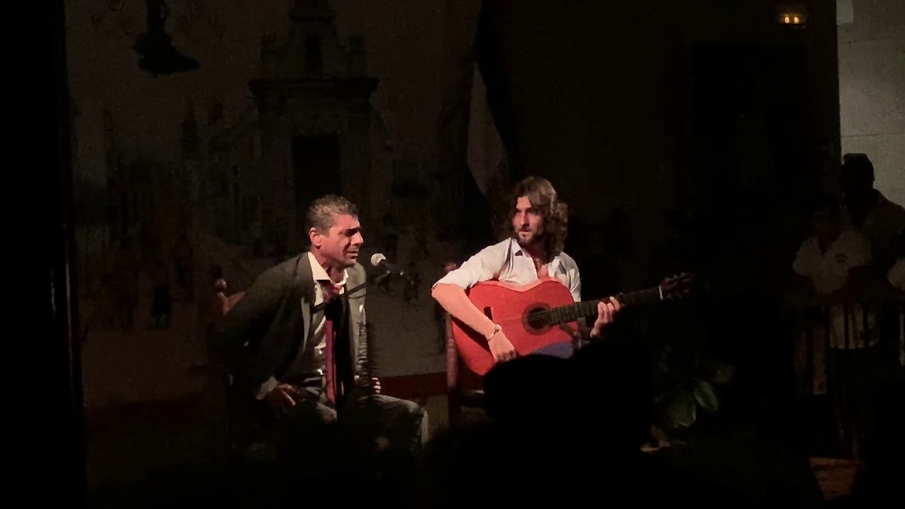 Sole&aacute; Antonio El Mijitas con la guitarra de Carlos Grilo.