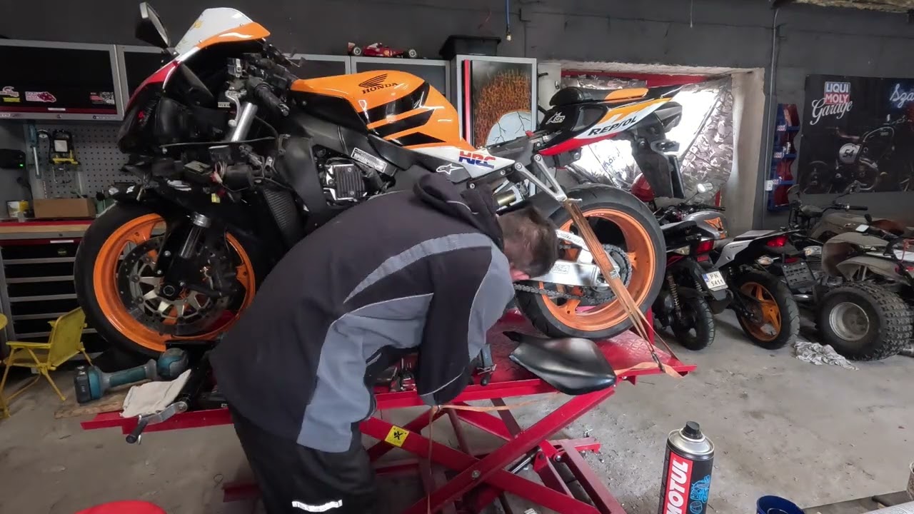 Honda CBR 1000 RR Repsol serwis zawor&oacute;w, olej i małe co nieco...