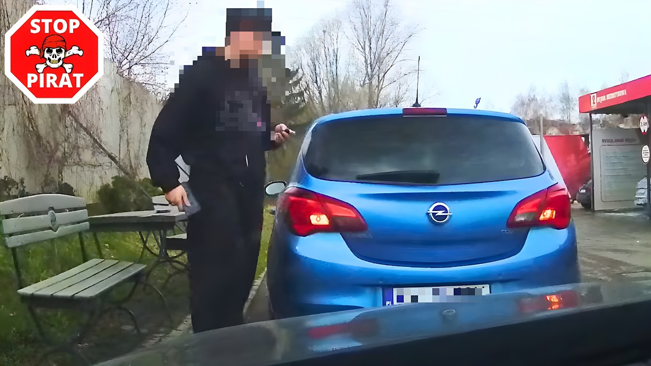 Opel bez kierowcy stacza się na Hondę. STOP PIRAT