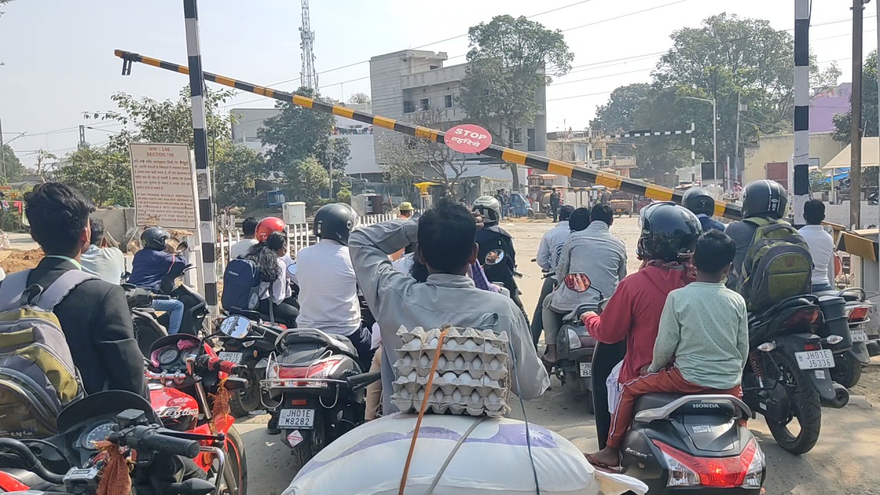 #Ketari #bagan railway फाटक घंटो #JAAM_ बीच फाटक में ही फंस गया था टेम्पू।।