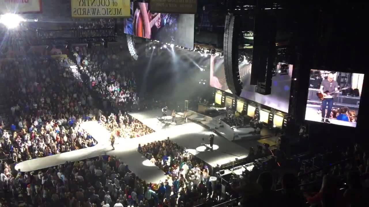 Kenny Chesney Whole Lotta Rosie Mohegan Sun 4/25/15