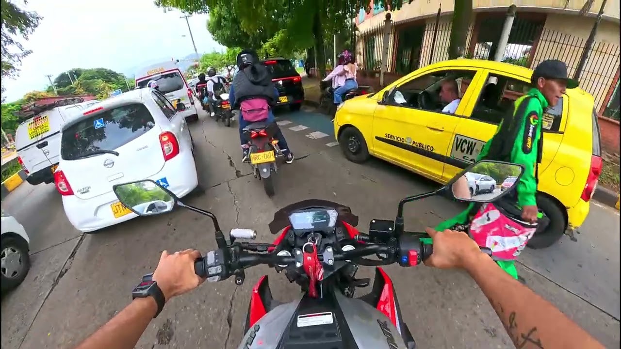Hero Hunk 125R - ¿Estás buscando tu primer moto? Una buena opción para hombre y mujer. Uso Diario.