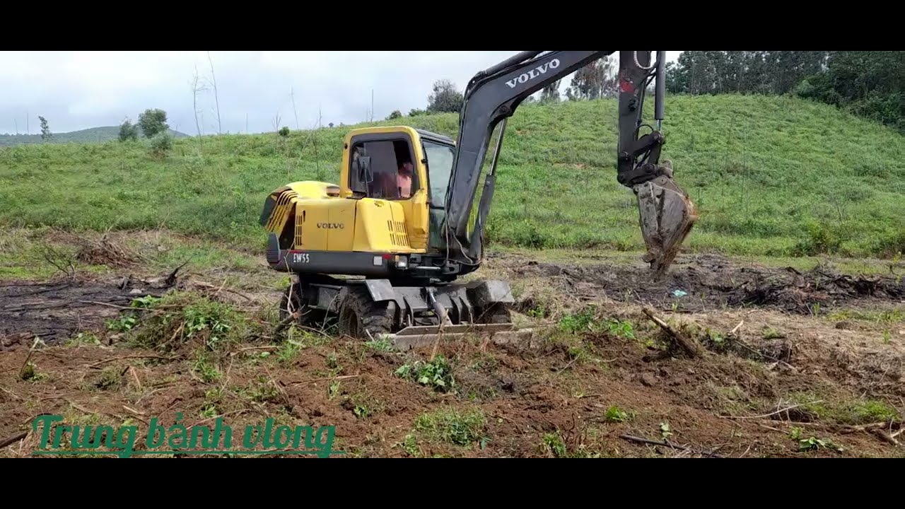 máy xúc bánh lốp san gạt đất trồng cây