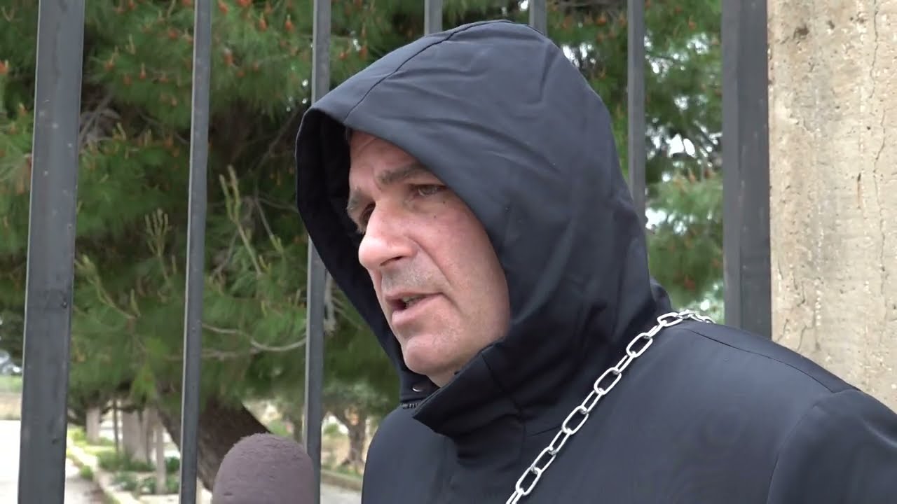 Paceco, consigliere si incatena davanti al Cimitero comunale
