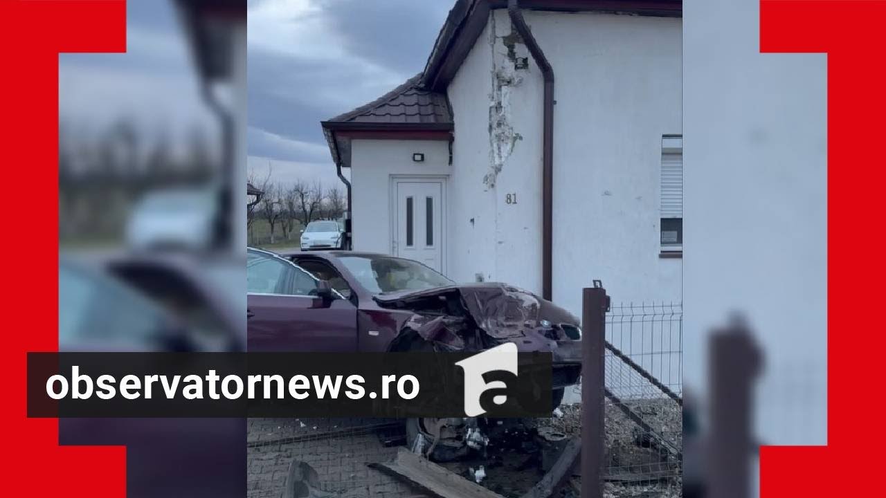 Momentul în care un şofer băut la volanul unui BMW se izbeşte de o casă. Se grăbea la colindat