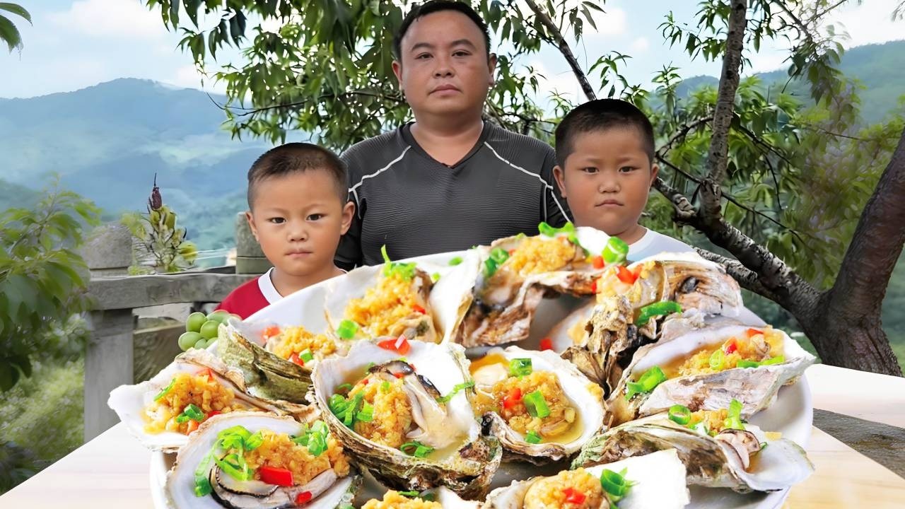 懂事儿子生爸爸的气，就因为爸爸早起干活没喊他，没想到生气也不忘帮爸爸干活！！