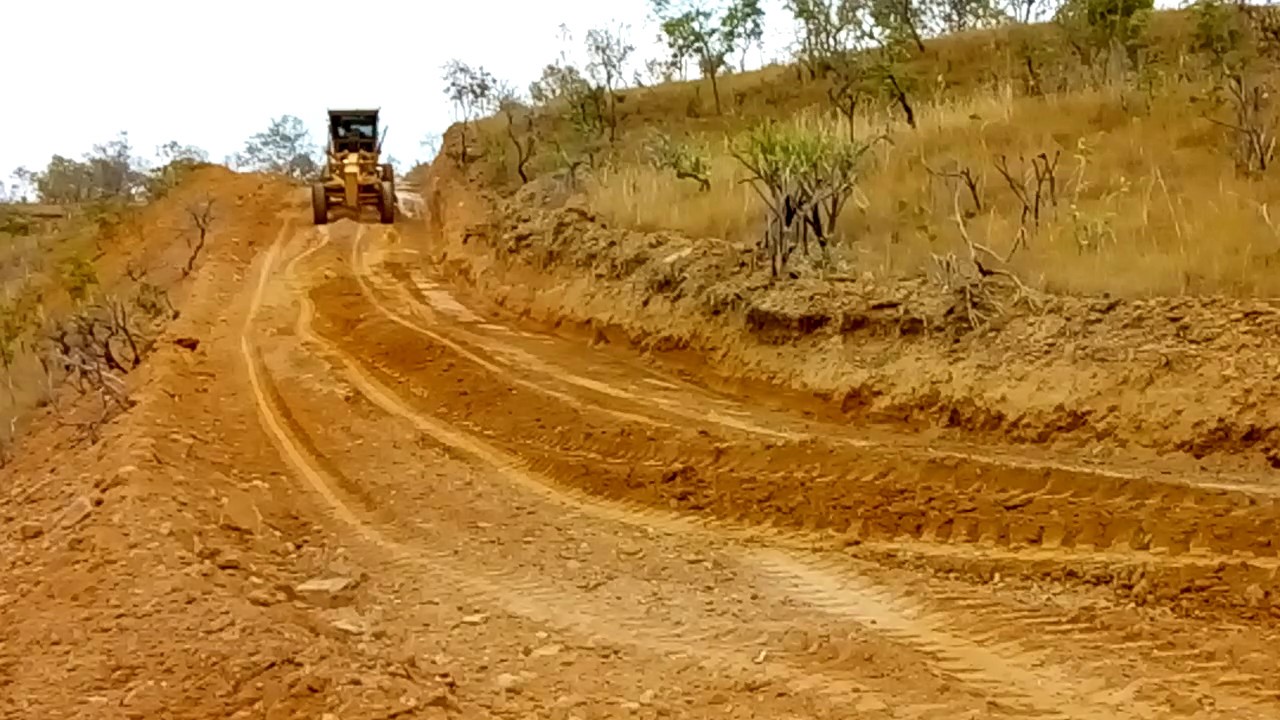 Ladeira ruim pra subir de ré! Motoniveladora/patrola 120K (grader/niveleuse/motoconformadora)