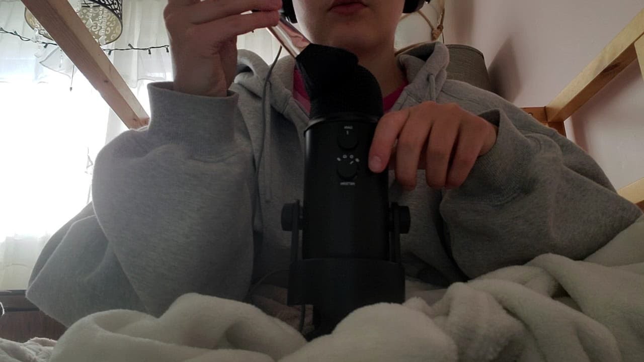 ASMR slow and crispy mic brushing