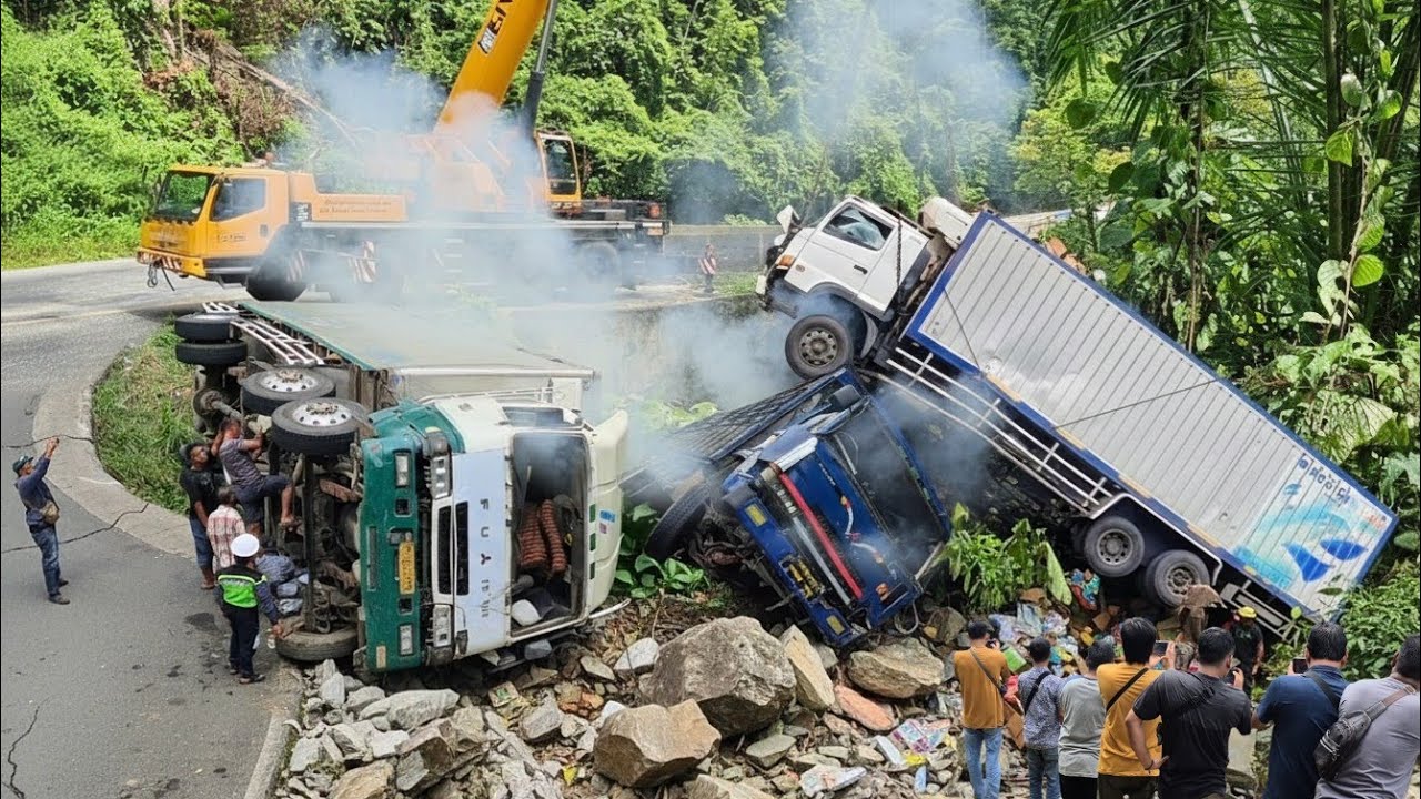 INSIDEN PALING MEYEDIHKAN ‼️Kabin Truk Remuk Dan Truk Masuk Jurang 