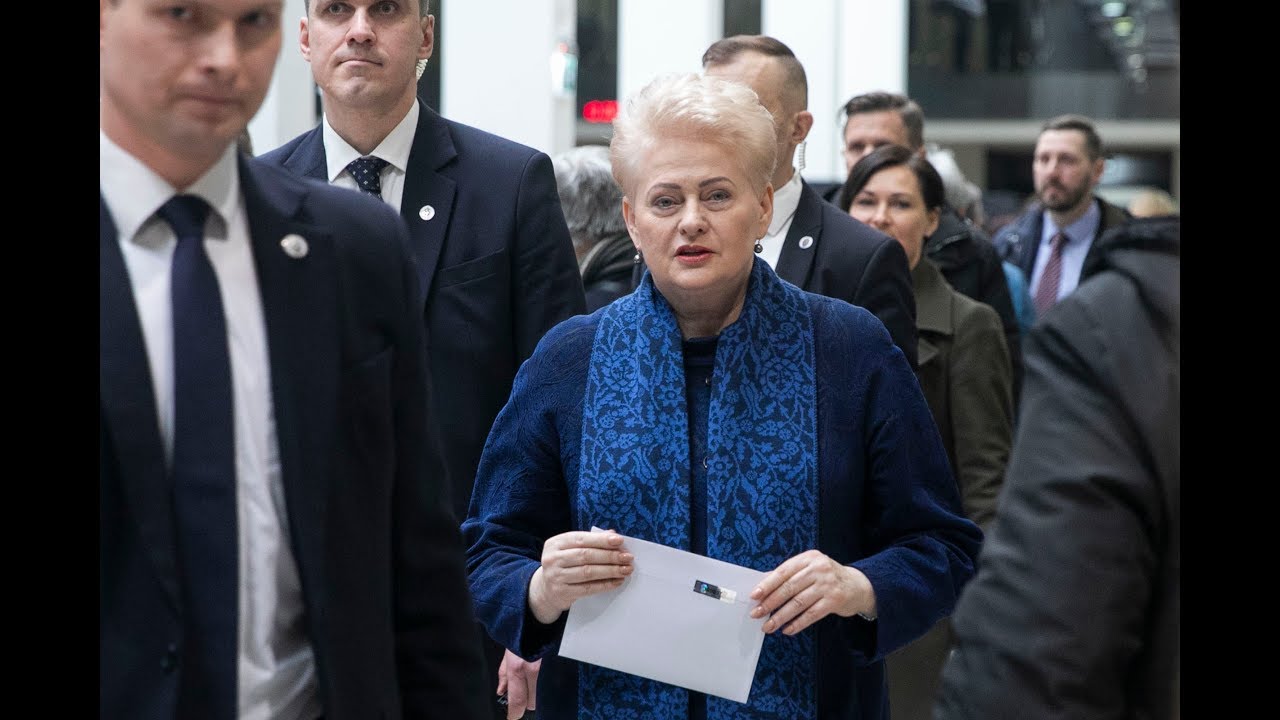 Tiesiogiai: Dalia Grybauskaitė balsuoja merų rinkimų antrajame ture