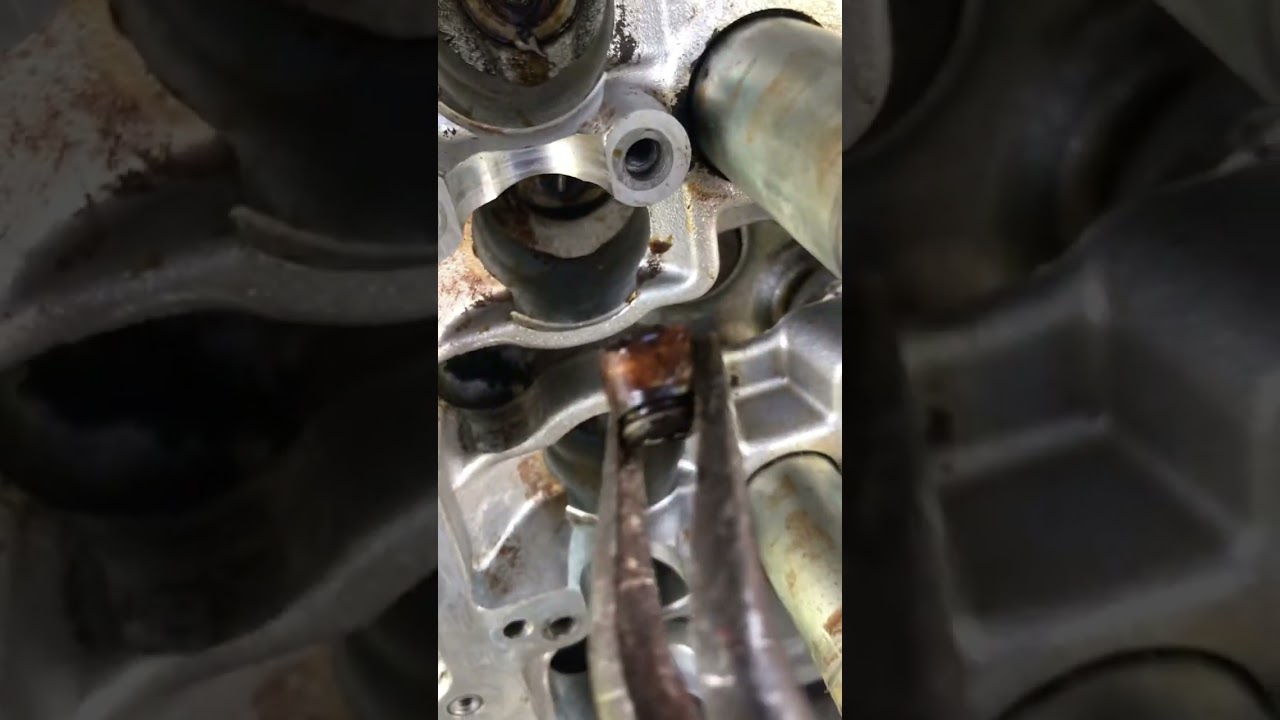 Removing and replacing valve stem seals on a Nissan Rogue 2.5 cylinder head, the easy way #mechanic