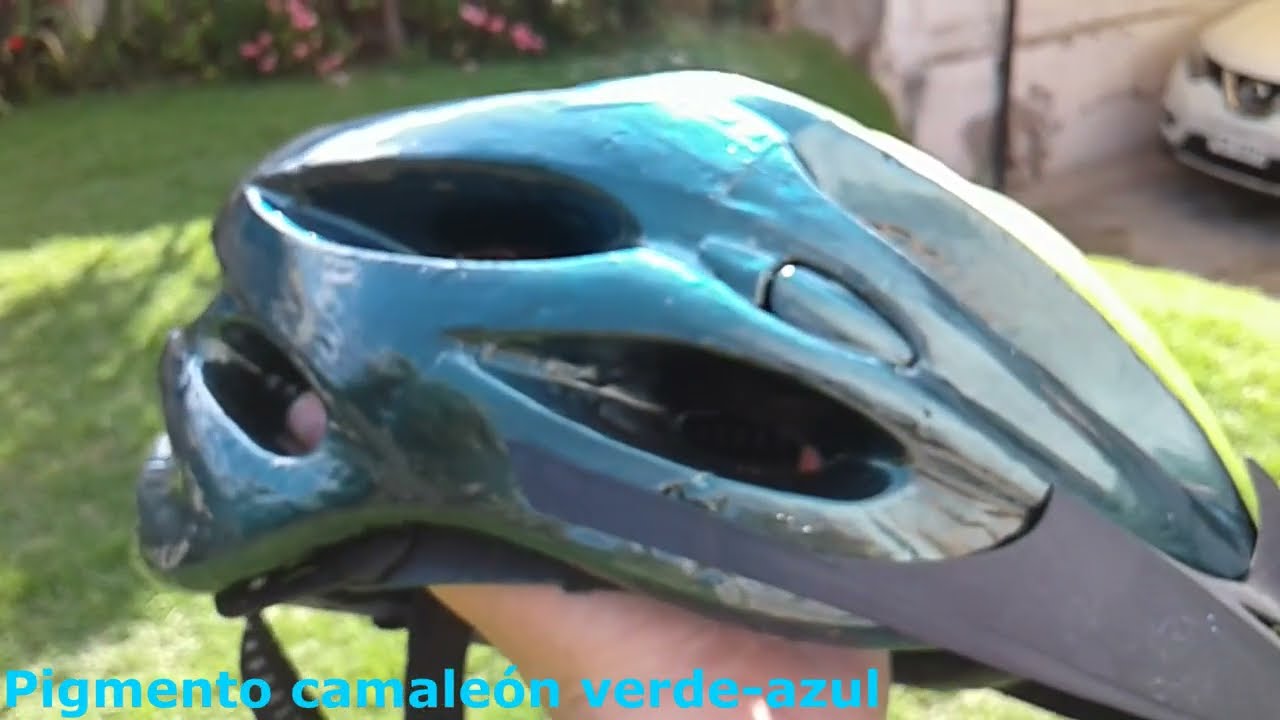 Casco bici renovado con pintura camaleon
