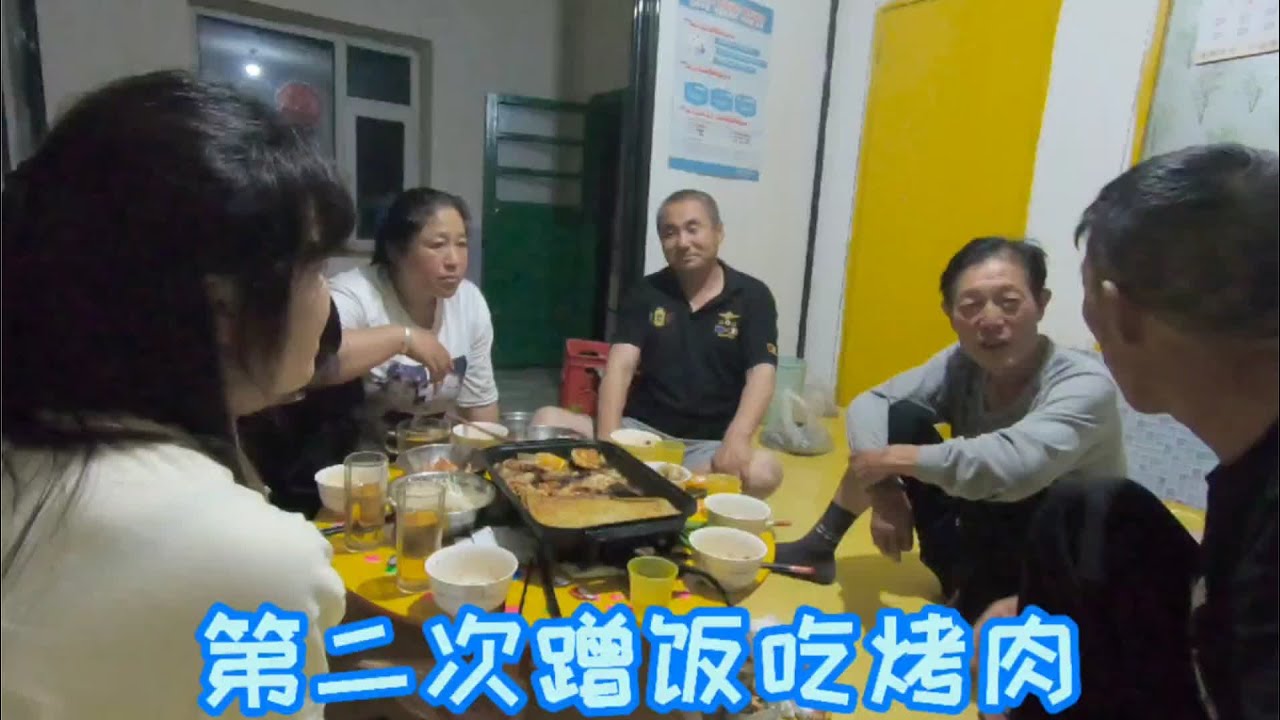 爷俩第二次蹭饭吃烤肉，邻居一家三口真热情，土豆饼烤的真好吃！ #三农  #农村生活  #烤肉  #热门