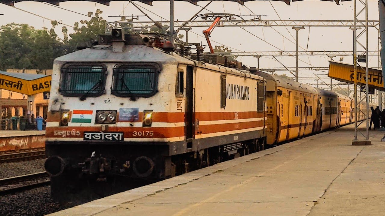19271 Bhavnagar-Haridwar Express blasts through Dundara at track-tor speed