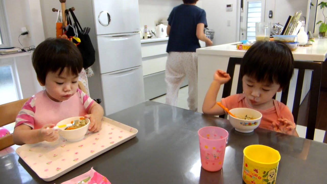 ２歳のコウタくんと１才のノゾミちゃんの朝ごはんの様子