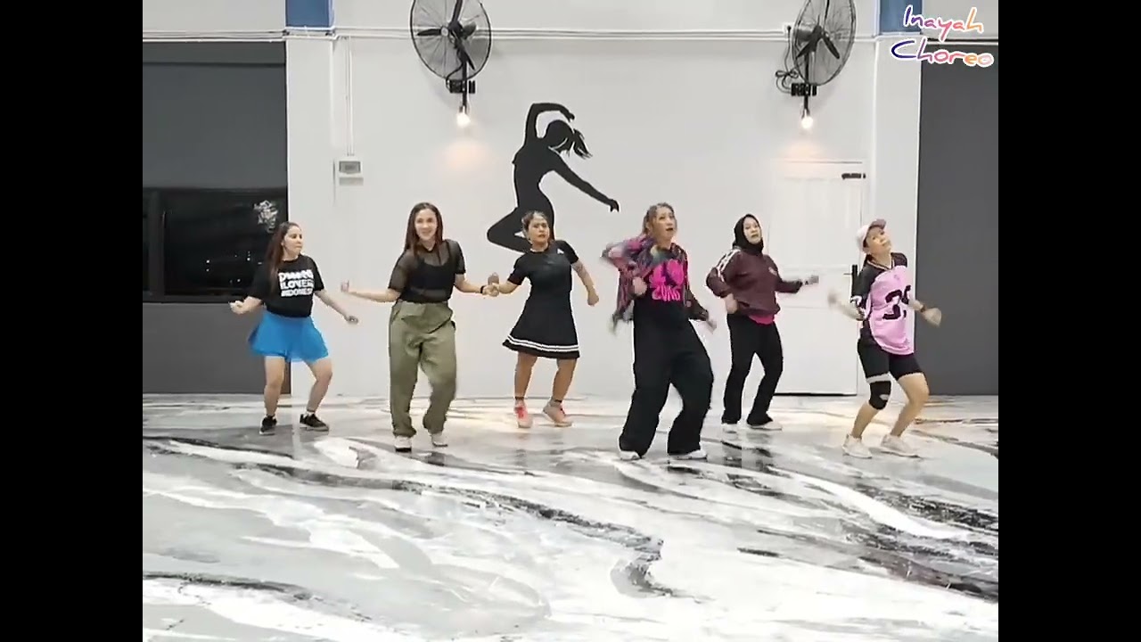 Zumba PUT YOUR HANDS_ UPFAHMI FAY REMIX | Zin  Inayah Choreography @Mutiara_Studio
