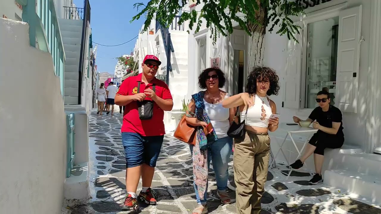 Περπατάμε στα διάσημα σοκάκια στα ΜΑΤΟΓΙΑΝΝΙΑ με τα διάφορα μαγαζιά στην Χωρα της ΜΥΚΟΝΟΥ ΚΥΚΛΑΔΕΣ.